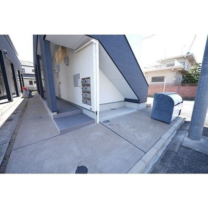 物件外観写真5　(エントランス部分)