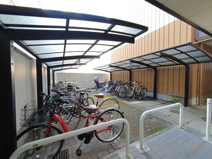 物件外観写真4　(駐輪場)