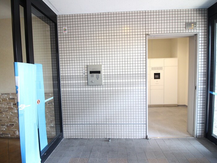 物件外観写真5　(エントランス部分)