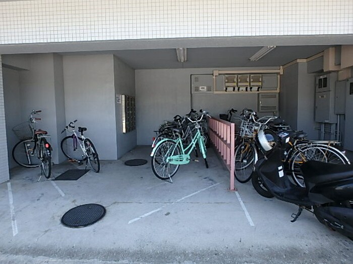 物件外観写真4　(駐輪場)