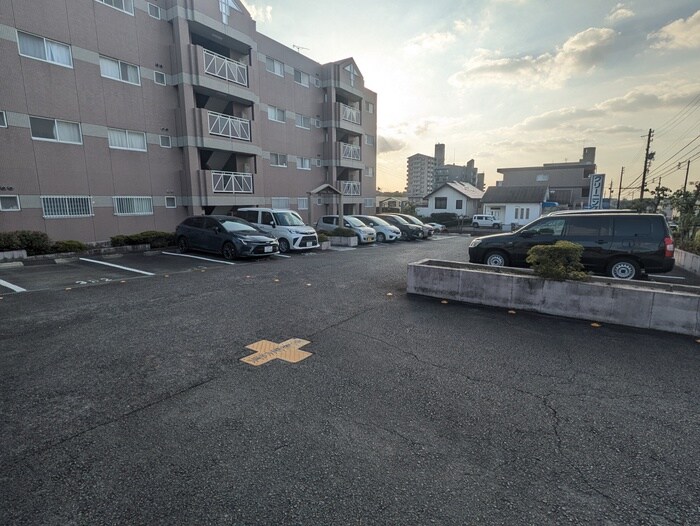物件外観写真5　(駐車場)