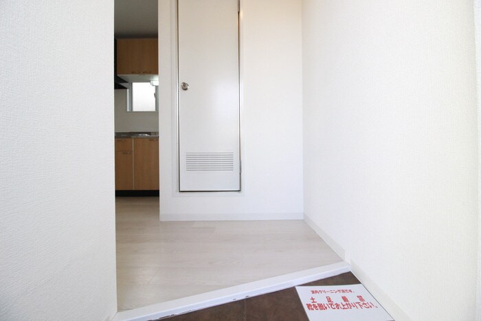 物件内観写真16　(玄関)