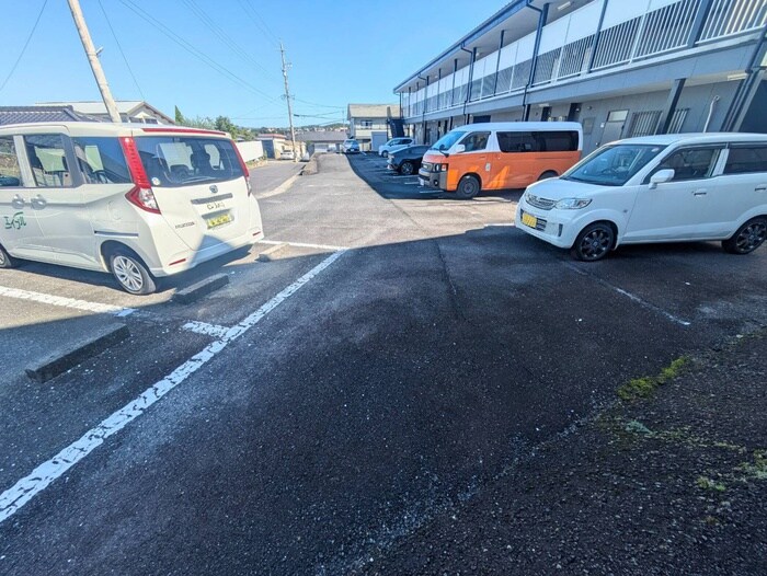 物件外観写真5　(駐車場)