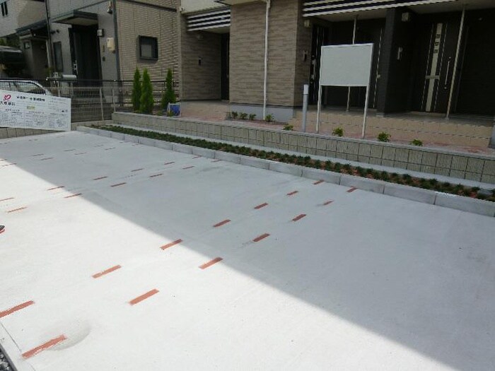 物件外観写真3　(駐車場)