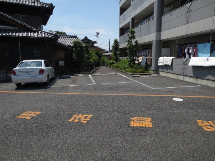 物件外観写真3　(駐車場)
