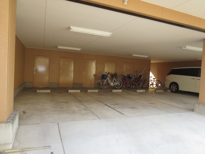 物件外観写真3　(駐車場)