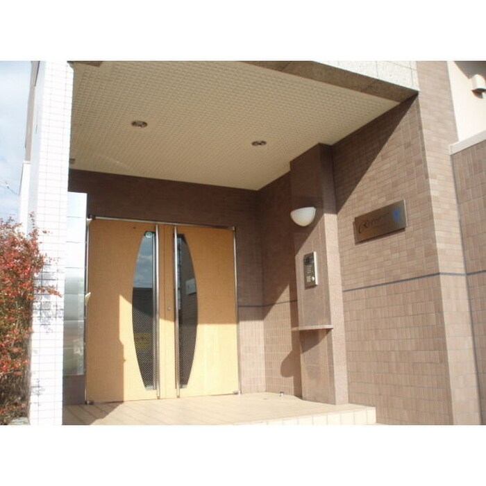 物件外観写真2　(エントランス部分)