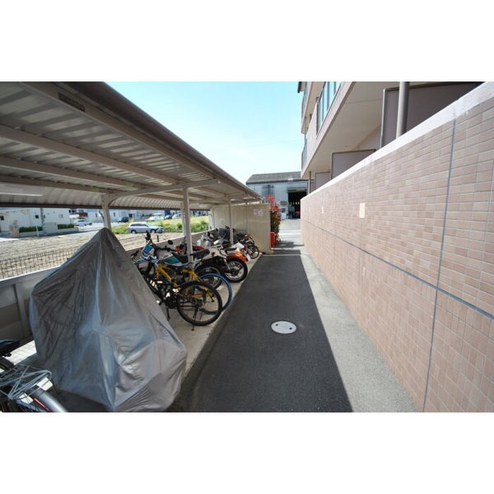 物件外観写真5　(駐輪場)