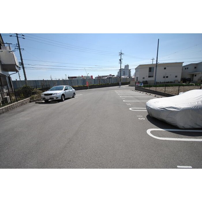 物件外観写真6　(駐車場)