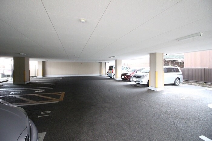 物件外観写真2　(駐車場)