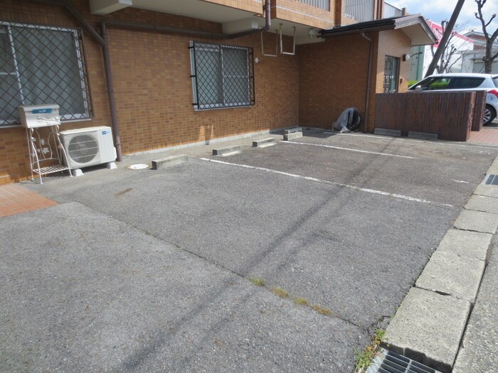 物件外観写真5　(駐車場)