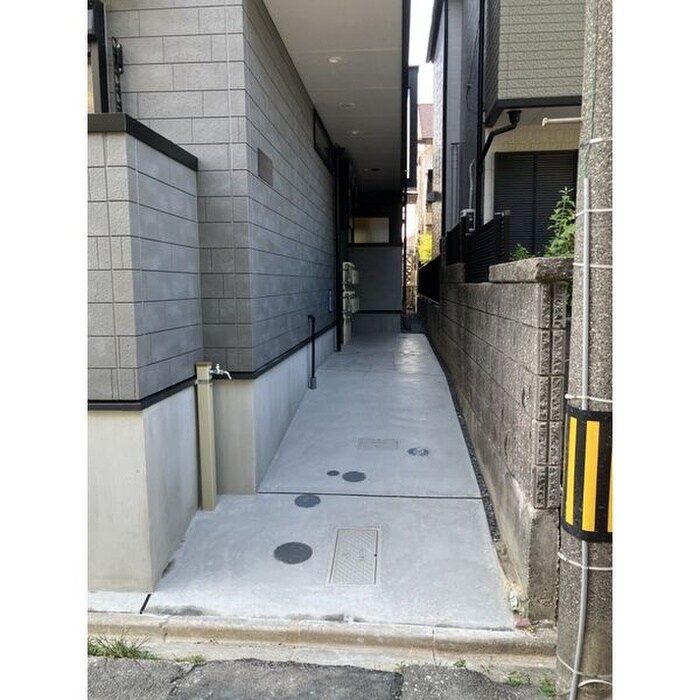 物件外観写真3　(エントランス部分)