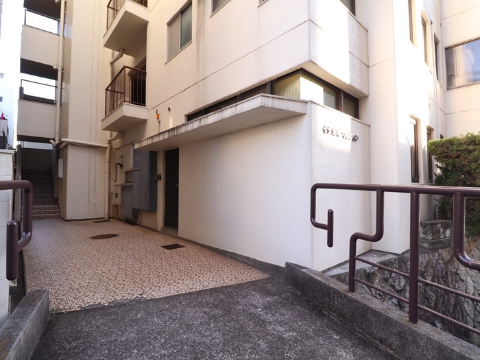 物件外観写真4　(エントランス部分)