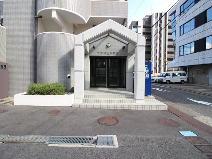 物件外観写真4　(エントランス部分)