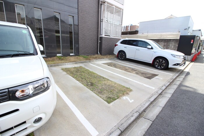 物件外観写真4　(駐車場)