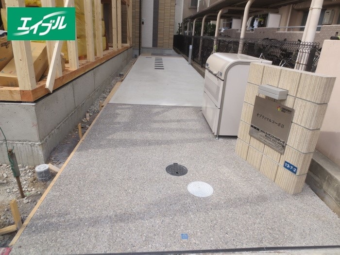 物件外観写真2　(エントランス部分)