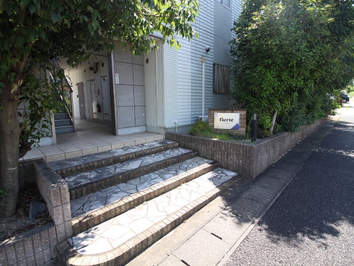 物件外観写真4　(エントランス部分)