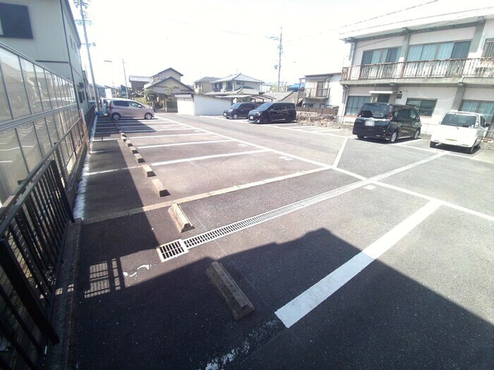 物件外観写真3　(駐車場)