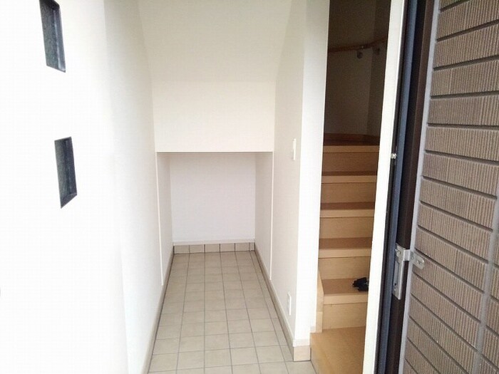 物件内観写真16　(玄関)