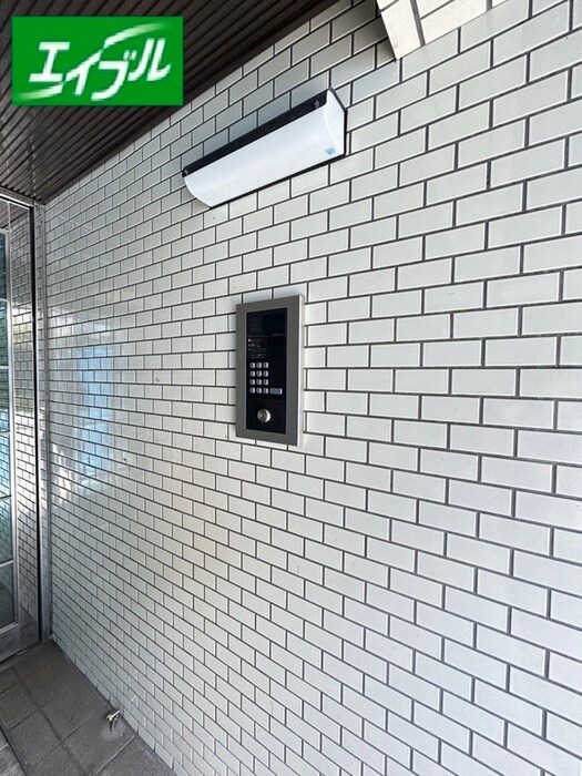 物件外観写真6　(エントランス部分)
