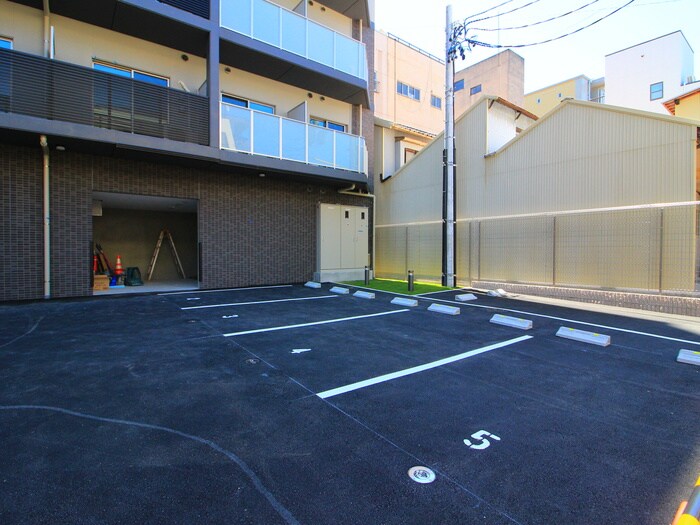 物件外観写真4　(駐車場)