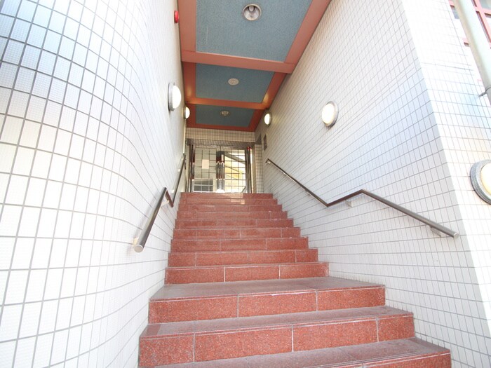 物件外観写真3　(エントランス部分)