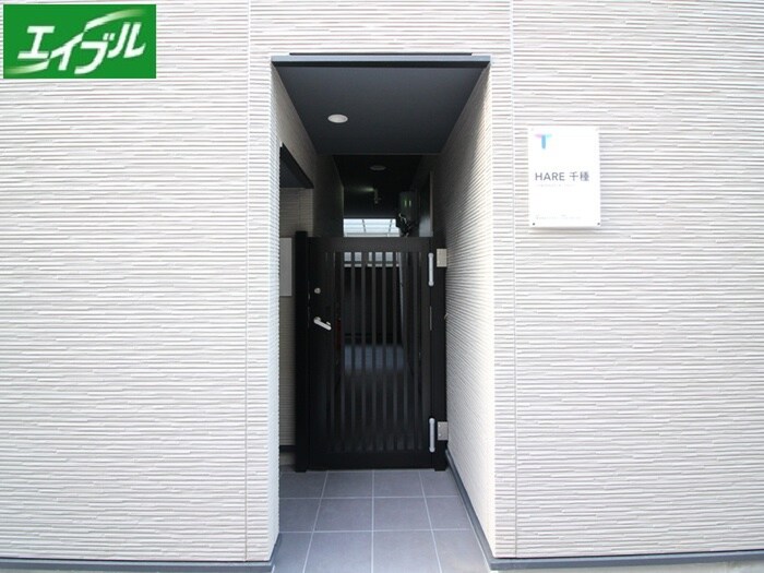 物件外観写真4　(エントランス部分)