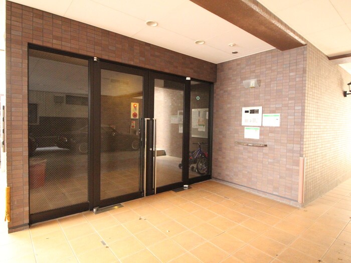 物件外観写真3　(エントランス部分)