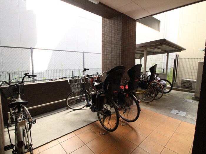 物件外観写真4　(駐輪場)