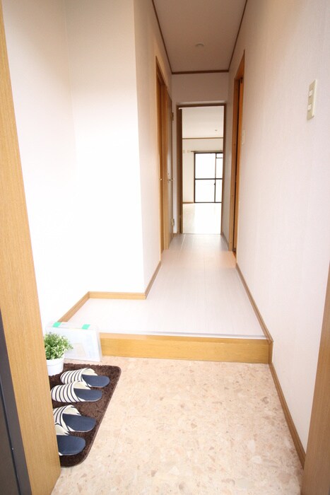 物件内観写真4　(玄関)