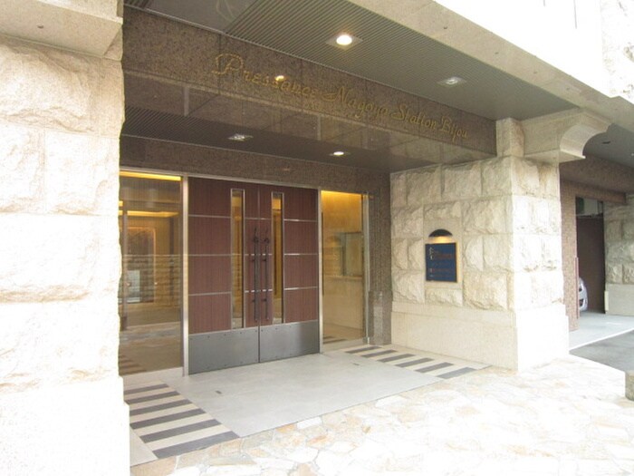 物件外観写真2　(エントランス部分)