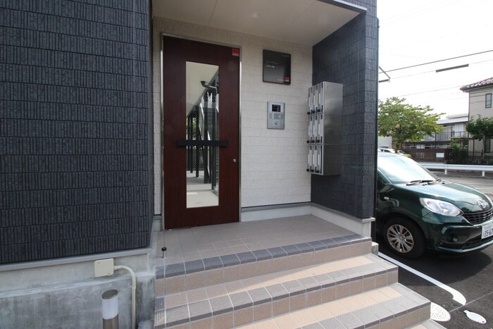 物件外観写真2　(エントランス部分)