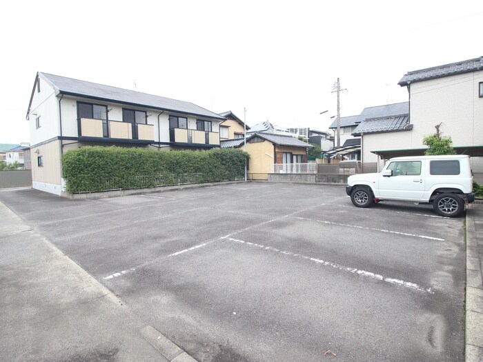 物件外観写真4　(駐車場)