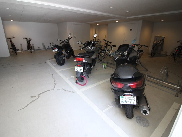 物件外観写真5　(バイク置き場)