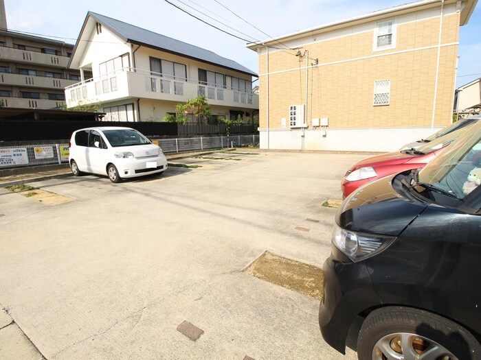 物件外観写真3　(駐車場)