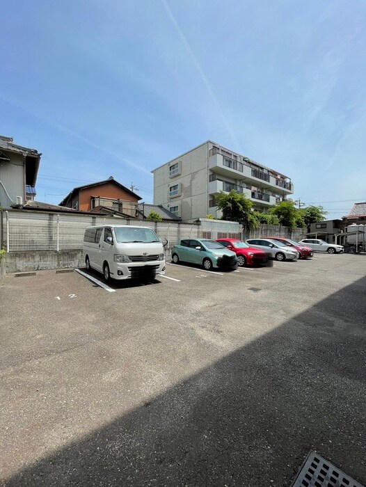 物件外観写真5　(駐車場)