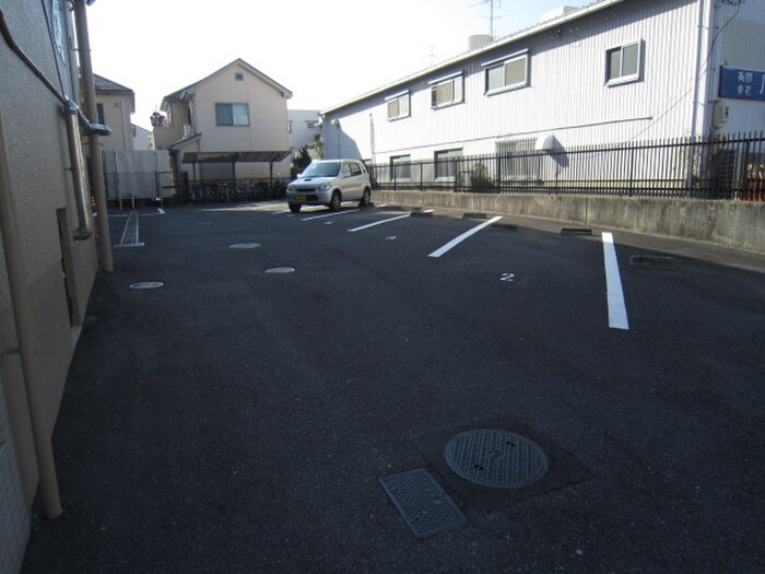 物件外観写真5　(駐車場)