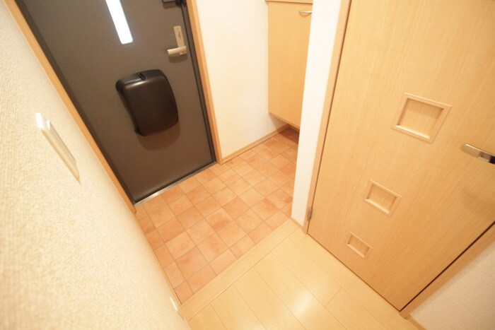 物件内観写真7　(玄関)