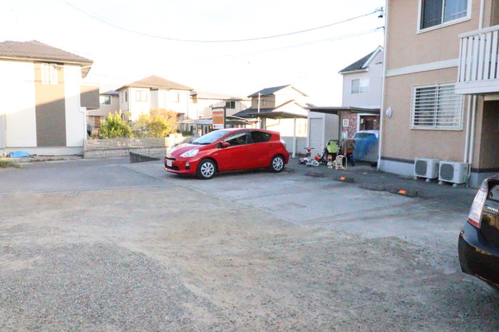 物件外観写真4　(駐車場)