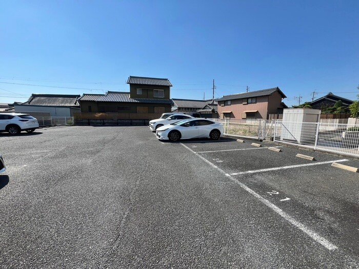 物件外観写真3　(駐車場)