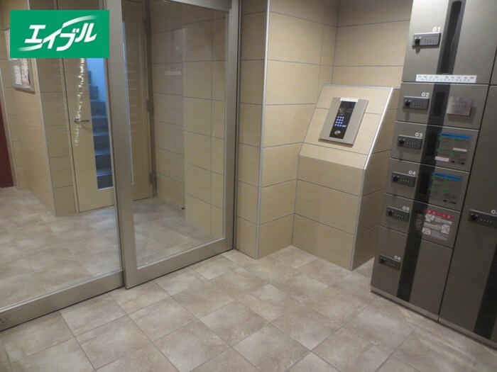 物件外観写真2　(エントランス部分)