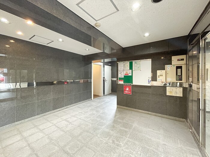 物件外観写真3　(エントランス部分)