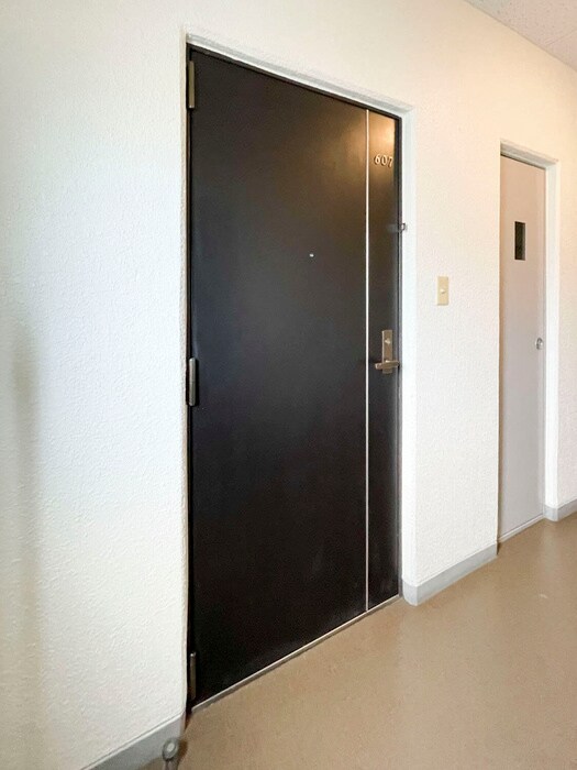 物件内観写真16　(玄関)