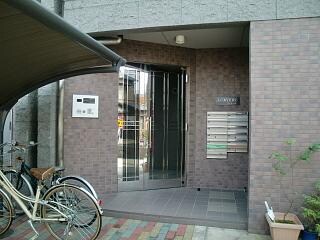 物件外観写真2　(エントランス部分)