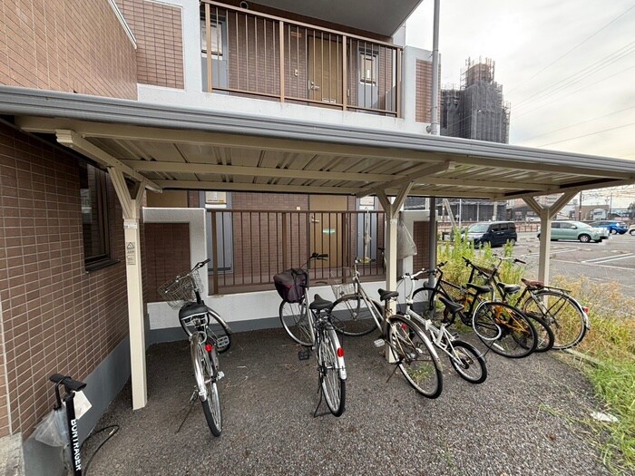 物件外観写真3　(駐輪場)