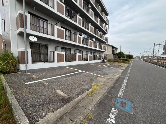 物件外観写真4　(駐車場)