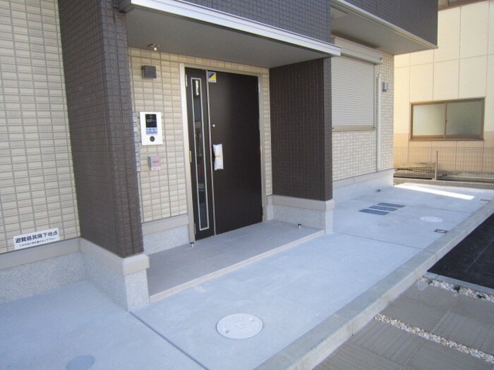物件外観写真4　(エントランス部分)