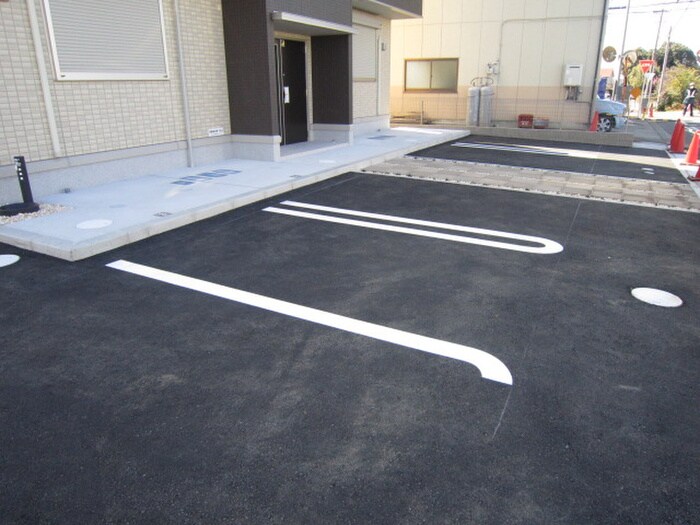 物件外観写真6　(駐車場)