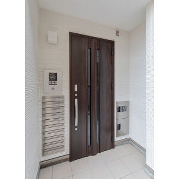 物件外観写真2　(エントランス部分)