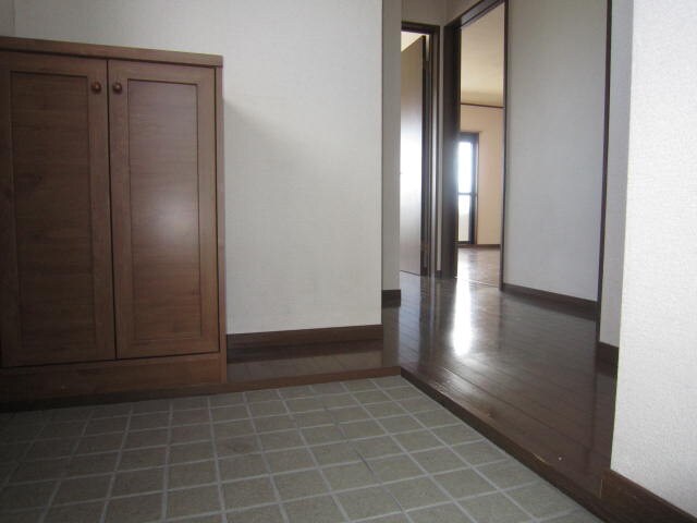 物件内観写真4　(玄関)